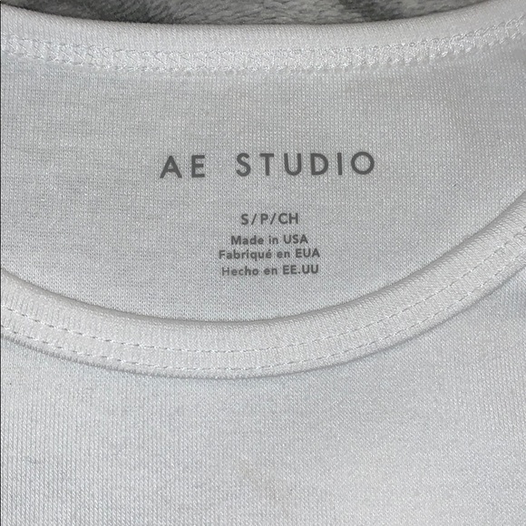 ⭐️ NWT // AE white cropped shirt - Picture 3 of 5